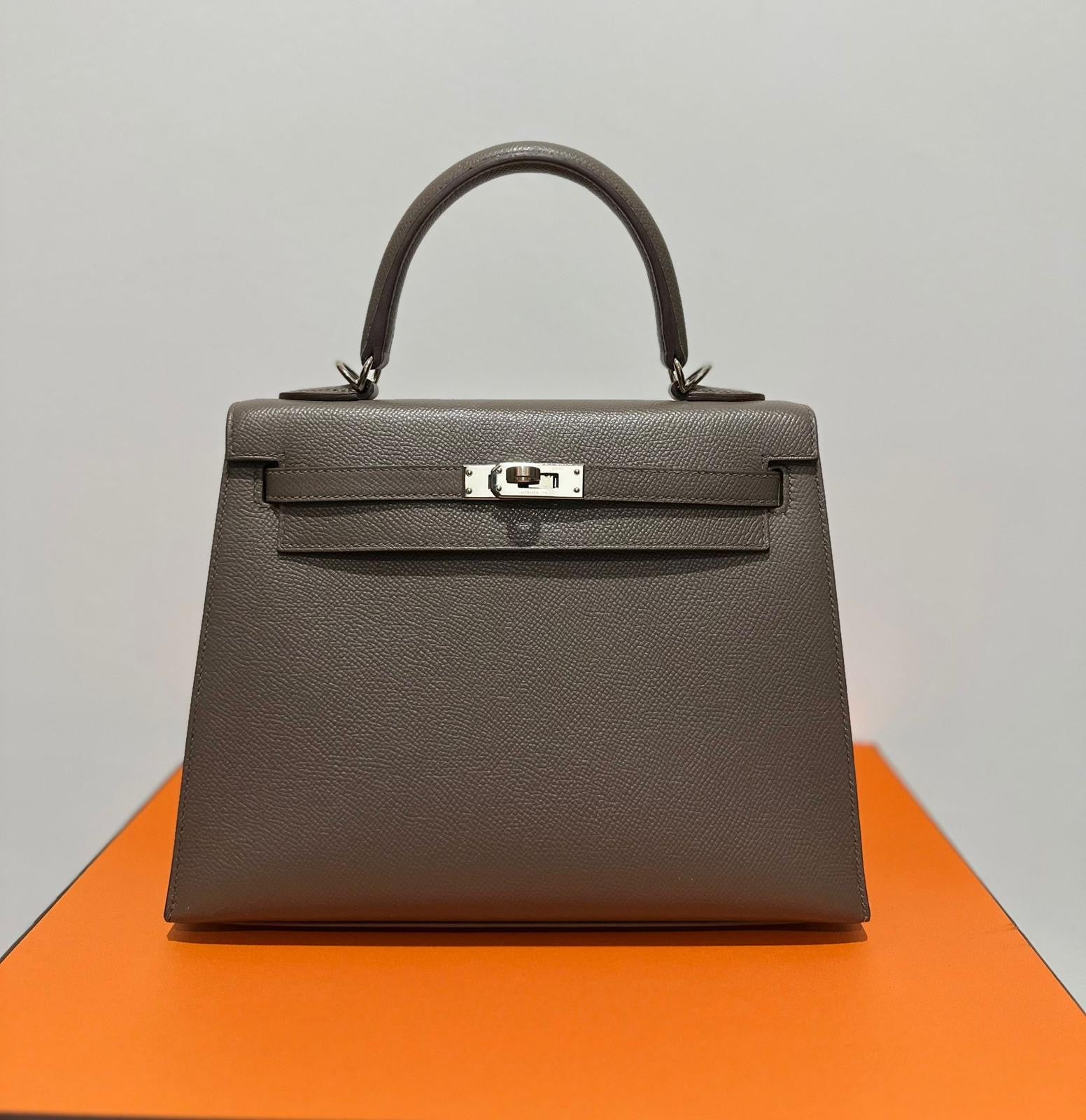 Hermès - Kelly 25 Etain Epsom Sellier.
Phw. Stamp Z.
Excellent condition.